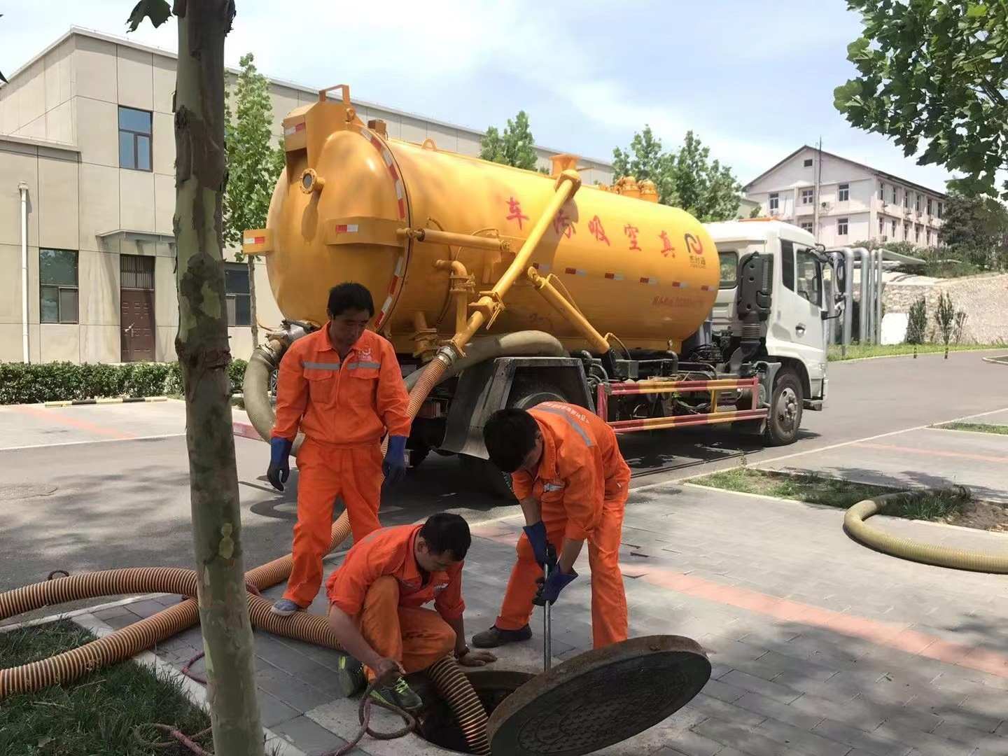 岳阳楼化粪池清理与5-8吨吸粪车施工效率分析